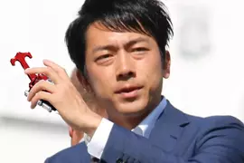 《小泉進次郎惡搞素材》助選姿勢超像假面騎士變身?日本網友掀起改圖大賽了 《小泉進次郎惡搞素材》助選姿勢超像假面騎士變身?日本網友掀起改圖大賽了
