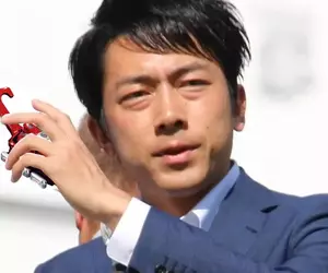 《小泉進次郎惡搞素材》助選姿勢超像假面騎士變身？日本網友掀起改圖大賽了