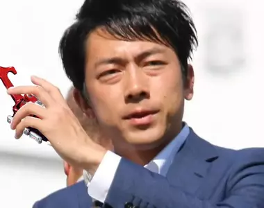 《小泉進次郎惡搞素材》助選姿勢超像假面騎士變身?日本網友掀起改圖大賽了