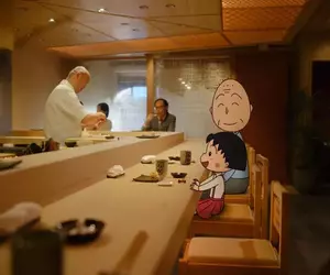 《櫻桃小丸子廣告》友藏帶小丸子吃壽司 日本網友立刻想起小紅馬溜溜車的惡夢
