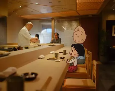 《櫻桃小丸子廣告》友藏帶小丸子吃壽司 日本網友立刻想起小紅馬溜溜車的惡夢