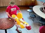 美國麥當勞叔叔盜竊事件 光看這畫面差點誤以為是瑟瑟的事情(汗)