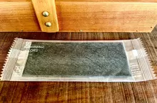 《黑色濕紙巾》容易引發誤會的新潮設計 日本網友全都以為是海苔