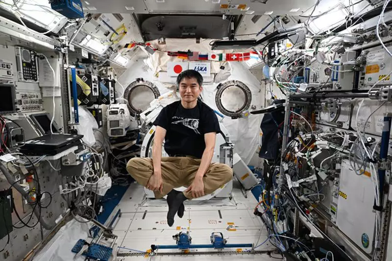 JAXA太空人《大西卓哉》示範無重力下不方便的地方 想要整理東西搞不好只會越用越忙 JAXA太空人《大西卓哉》示範無重力下不方便的地方 想要整理東西搞不好只會越用越忙