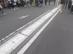 《日本祭典奇景》中央分隔島會妨礙花車怎麼辦？做成這種收納式設計夠有創意吧