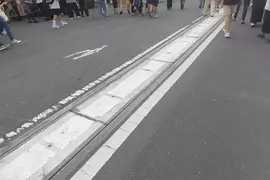 《日本祭典奇景》中央分隔島會妨礙花車怎麼辦?做成這種收納式設計夠有創意吧 《日本祭典奇景》中央分隔島會妨礙花車怎麼辦?做成這種收納式設計夠有創意吧