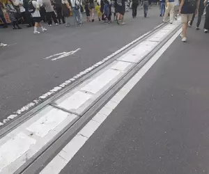 《日本祭典奇景》中央分隔島會妨礙花車怎麼辦？做成這種收納式設計夠有創意吧