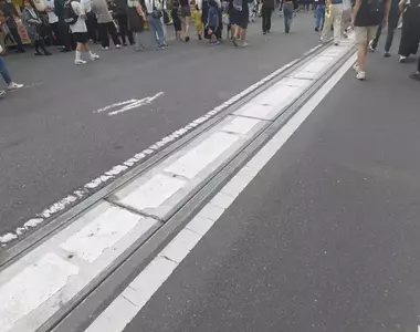 《日本祭典奇景》中央分隔島會妨礙花車怎麼辦?做成這種收納式設計夠有創意吧