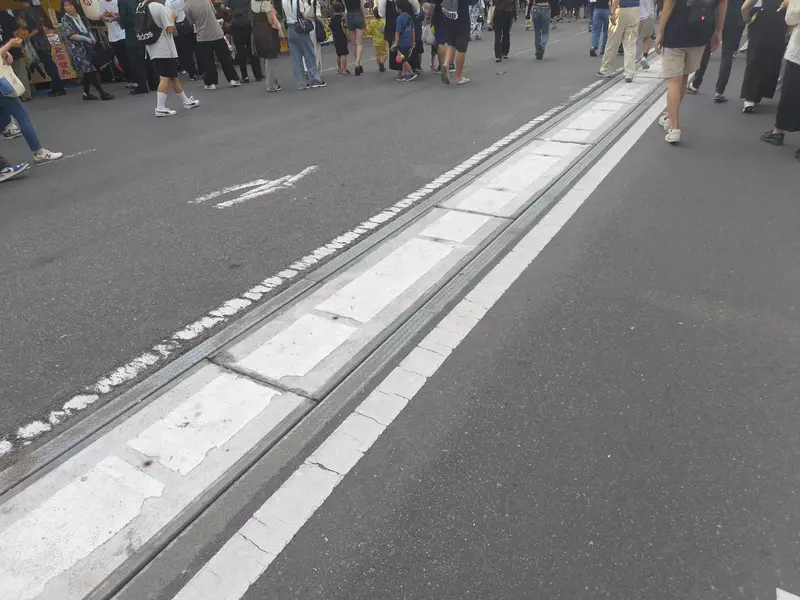 《日本祭典奇景》中央分隔島會妨礙花車怎麼辦？做成這種收納式設計夠有創意吧