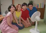 真人版「蠟筆小新」廣告全新第七集推出 野原一家全員到齊但冷氣機壞掉只好吹電風扇窩在一起看動感超人