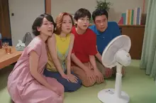 真人版「蠟筆小新」廣告全新第七集推出 野原一家全員到齊但冷氣機壞掉只好吹電風扇窩在一起看動感超人