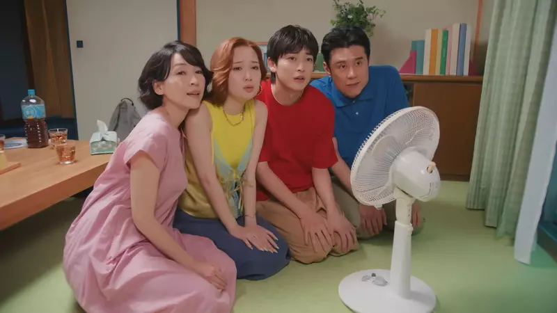 真人版「蠟筆小新」廣告全新第七集推出 野原一家全員到齊但冷氣機壞掉只好吹電風扇窩在一起看動感超人