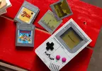 幾乎復刻1:1原型機的《樂高GameBoy》還配備了兩款卡帶跟三片可拆卸的遊戲螢幕喔