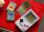 幾乎復刻1:1原型機的《樂高GameBoy》還配備了兩款卡帶跟三片可拆卸的遊戲螢幕喔