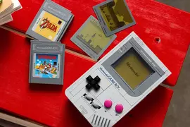 幾乎復刻1:1原型機的《樂高GameBoy》還配備了兩款卡帶跟三片可拆卸的遊戲螢幕喔 幾乎復刻1:1原型機的《樂高GameBoy》還配備了兩款卡帶跟三片可拆卸的遊戲螢幕喔