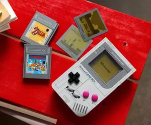 幾乎復刻1:1原型機的《樂高GameBoy》還配備了兩款卡帶跟三片可拆卸的遊戲螢幕喔