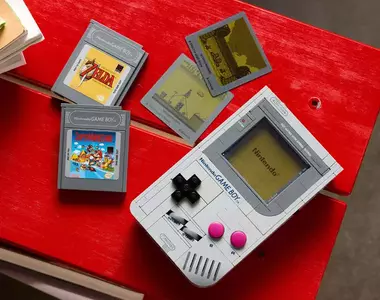 幾乎復刻1:1原型機的《樂高GameBoy》還配備了兩款卡帶跟三片可拆卸的遊戲螢幕喔