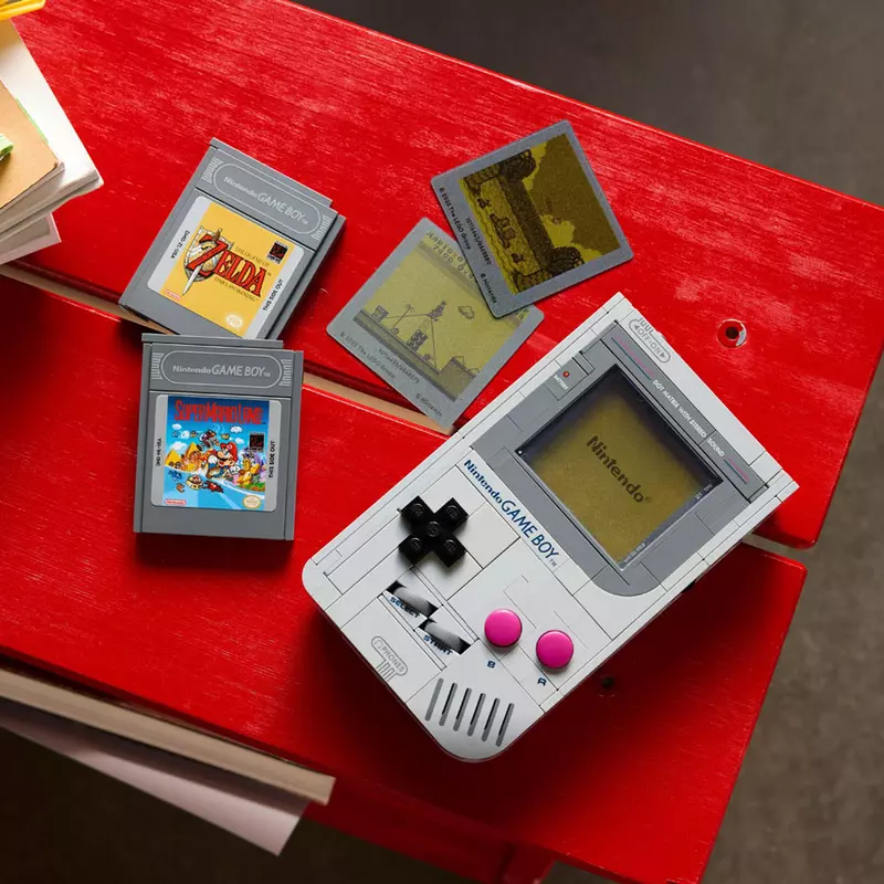 幾乎復刻1:1原型機的《樂高GameBoy》還配備了兩款卡帶跟三片可拆卸的遊戲螢幕喔