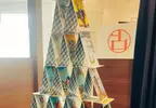 《占卜師的秘密》沒有客人的時候都在做什麼？學西索疊牌自娛娛人