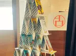 《占卜師的秘密》沒有客人的時候都在做什麼？學西索疊牌自娛娛人