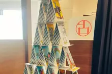 《占卜師的秘密》沒有客人的時候都在做什麼？學西索疊牌自娛娛人