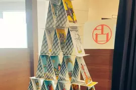《占卜師的秘密》沒有客人的時候都在做什麼?學西索疊牌自娛娛人 《占卜師的秘密》沒有客人的時候都在做什麼?學西索疊牌自娛娛人