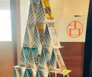 《占卜師的秘密》沒有客人的時候都在做什麼？學西索疊牌自娛娛人