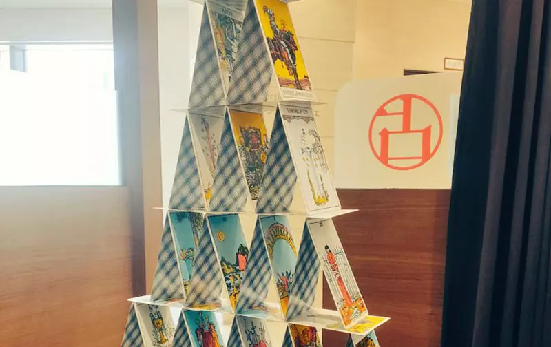 《占卜師的秘密》沒有客人的時候都在做什麼？學西索疊牌自娛娛人