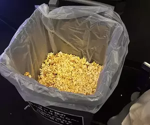 《電影院的爆米花》看完電影還剩下半桶怎麼辦？日本網友爭論要丟還是要帶回家