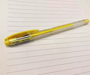 讓寫不出來的原子筆復活的方法 原來在筆芯那邊塞個小東西就可以惹！？