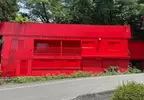 位於福島縣的《惡夢體驗設施REDBOX》因奇特的外觀受到民眾檢舉說這是詭異的宗教設施