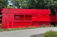 位於福島縣的《惡夢體驗設施REDBOX》因奇特的外觀受到民眾檢舉說這是詭異的宗教設施