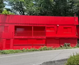 位於福島縣的《惡夢體驗設施REDBOX》因奇特的外觀受到民眾檢舉說這是詭異的宗教設施
