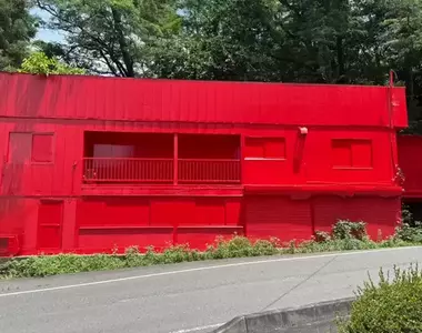 位於福島縣的《惡夢體驗設施REDBOX》因奇特的外觀受到民眾檢舉說這是詭異的宗教設施