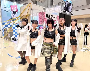 《Comic Market》去年引發話題的除臭防衛隊又來了 正妹Coser出動消滅臭氣熏天的宅宅