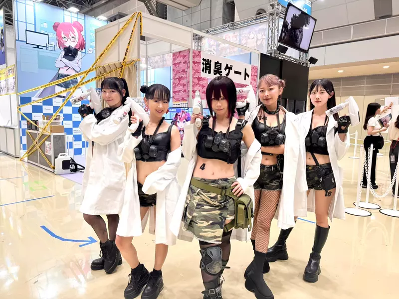 《Comic Market》去年引發話題的除臭防衛隊又來了 正妹Coser出動消滅臭氣熏天的宅宅