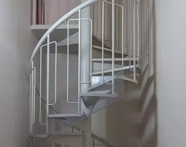 《一進門就是螺旋梯的家》日本網友剛搬進來的時候超興奮 ５個月後他就後悔想搬家