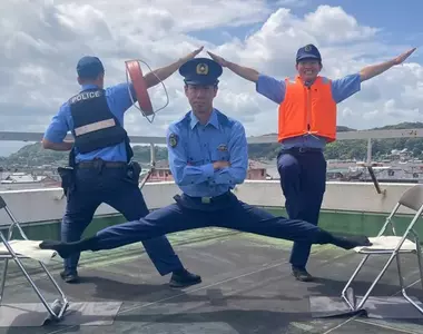 長崎縣警招募官方圖 直接一個劈腿下去告訴網友我們在徵人