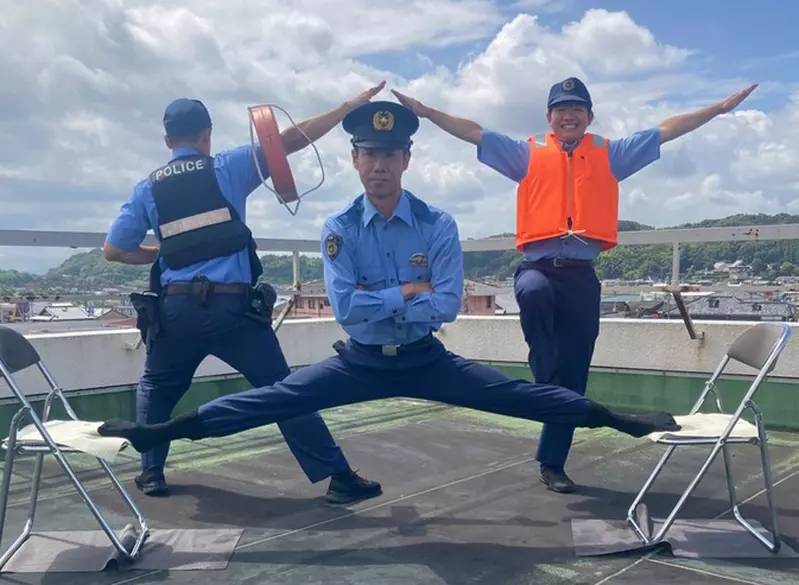 長崎縣警招募官方圖 直接一個劈腿下去告訴網友我們在徵人