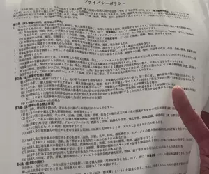 《隱私政策Ｔ恤》走在路上總是擔心被偷拍？穿上這件衣服就沒有問題了