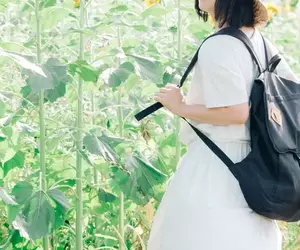元自衛隊成員想出的消暑妙招 在後背包墊一塊人工草皮，即便滿身大汗也能保持透氣性
