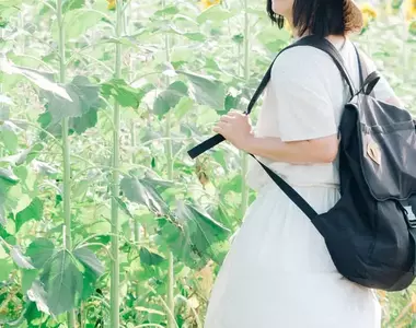 元自衛隊成員想出的消暑妙招 在後背包墊一塊人工草皮,即便滿身大汗也能保持透氣性