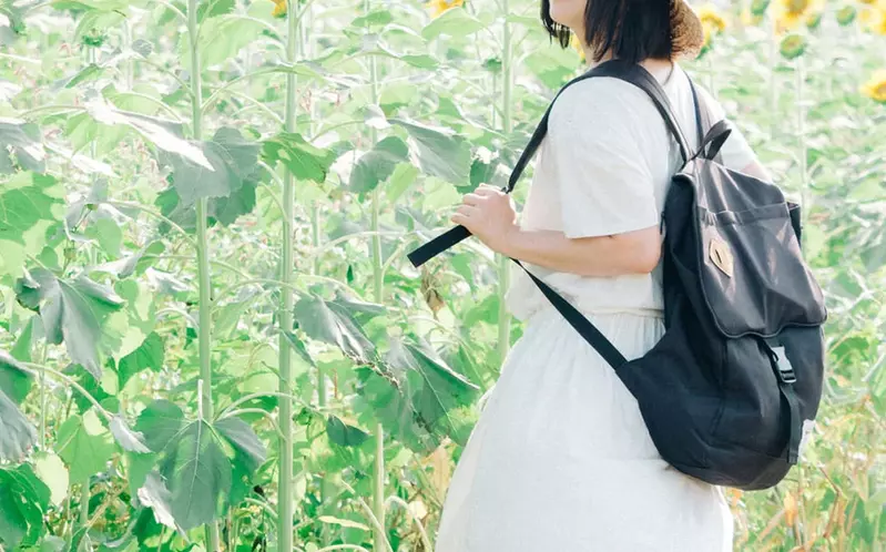 元自衛隊成員想出的消暑妙招 在後背包墊一塊人工草皮，即便滿身大汗也能保持透氣性