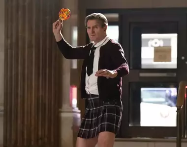 來顆爛番茄|連恩尼遜《脫線神探(The Naked Gun)》 「最強老爸」迷你裙都穿了評價如何?