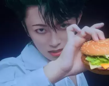 日本麥當勞推出全新起司漢堡 找來樂團「LUNA CHEE」代言廣告,注意這不是「LUNA SEA」但完成度非常高
