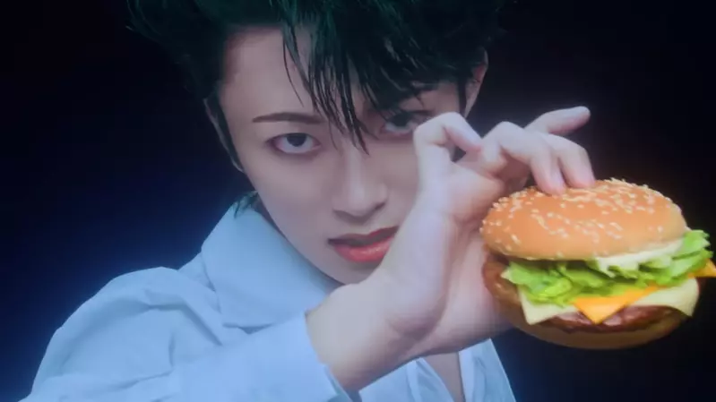 日本麥當勞推出全新起司漢堡 找來樂團「LUNA CHEE」代言廣告，注意這不是「LUNA SEA」但完成度非常高