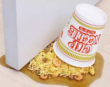 《杯麵掉了一地門擋》日清這次又出了一個新奇怪招