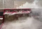 可以不斷拍打地毯的機器 產生的灰塵就像是瀑布般從毯子上落下