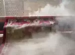 可以不斷拍打地毯的機器 產生的灰塵就像是瀑布般從毯子上落下