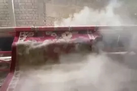 可以不斷拍打地毯的機器 產生的灰塵就像是瀑布般從毯子上落下 可以不斷拍打地毯的機器 產生的灰塵就像是瀑布般從毯子上落下